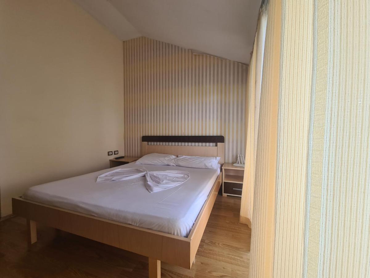 Hotel Kukesi Lini Eksteriør bilde