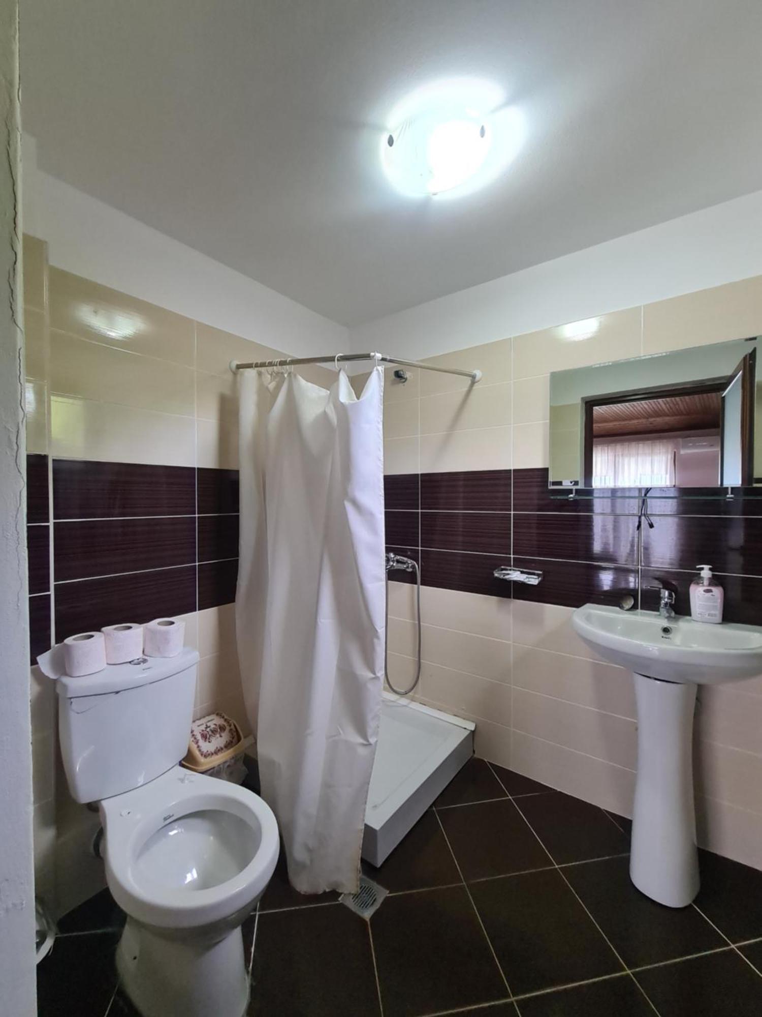 Hotel Kukesi Lini Eksteriør bilde